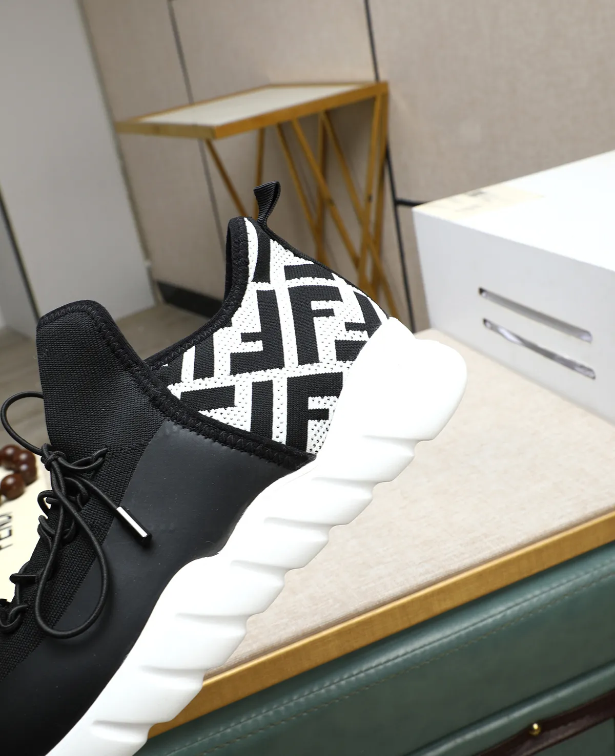 Men's Men's Shoes 💰700 Fendi Fendi's latest Tag series of men's casual mesh sports running shoes, originally purchased and developed, this Tag sports shoe is a one-leg sneaker, made of black high-tech mesh material with gray neoprene details. Oversized FENDI lettering on the side and translucent rubber details. Light and flexible rubber running shoe soles, beautifully packaged at the delivery counter, customized breathable lining, original molded foam rubber outsole, sole thickness: 3.5CM! Size: 39-44 (customized at 38.45.46)